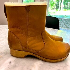 LIKE NEW Dansko Bettie shearling clog bootie 41